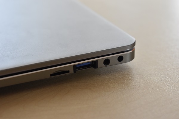 La nueva laptop premium de Lanix Lateral derecho La nueva laptop premium de Lanix Lateral derecho
