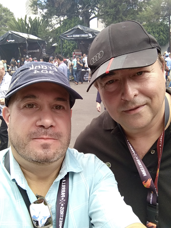 Dos amigos disfrutando