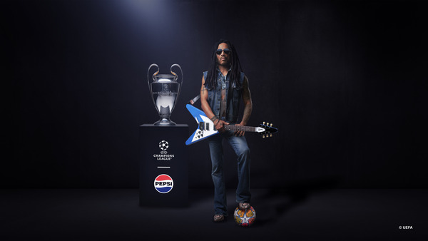 Lenny Kravitz y el trofeo de la UEFA Champions League