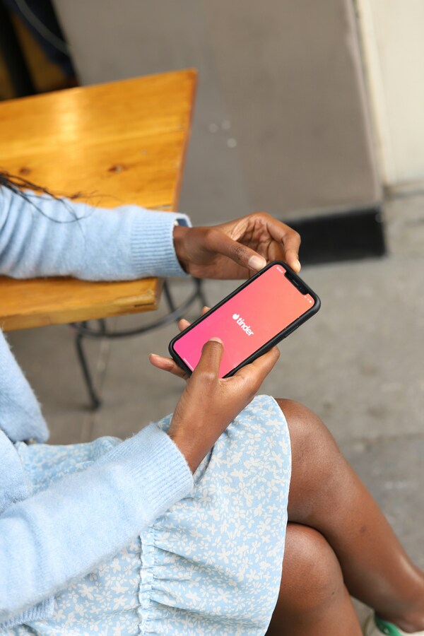 Mujer accediendo a Tinder
