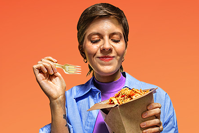 Mujer joven comiendo arroz frito