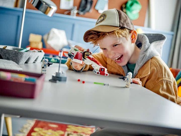 Niño jugando con uno de los sets de Lego Star Wars