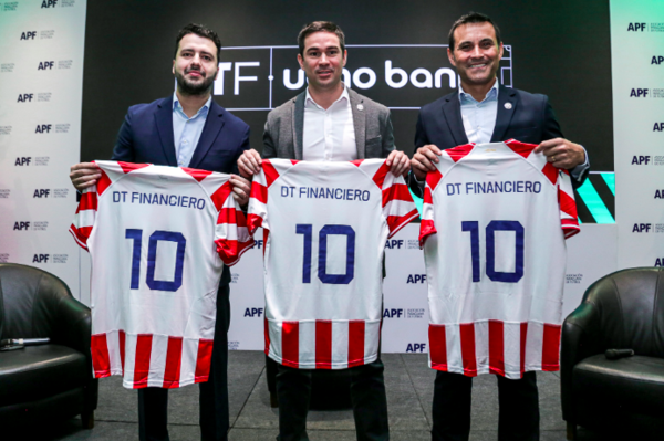 Personal de Ueno Bank sosnteniendo las playeras de la selección Paraguaya