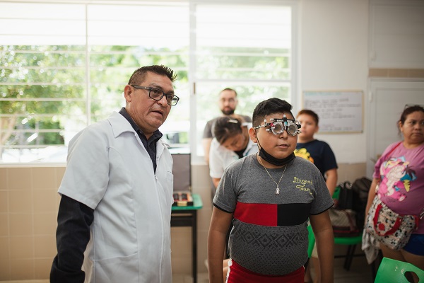Refuerzan programa para niñas y niños con debilidad visual: 'Para Verte Bien'