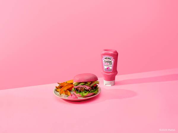 Hamburguesa en fondo color rosa junto a la Heinz Classic Barbicue