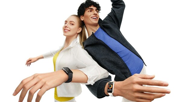 Jóvenes vistiendo la nueva Huawei Band 9
