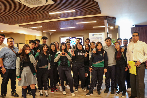 estudiantes de secundaria durante de la presentación de Solve For Tomorrow