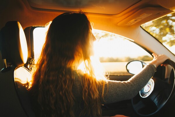 Mujer conduciendo un auto