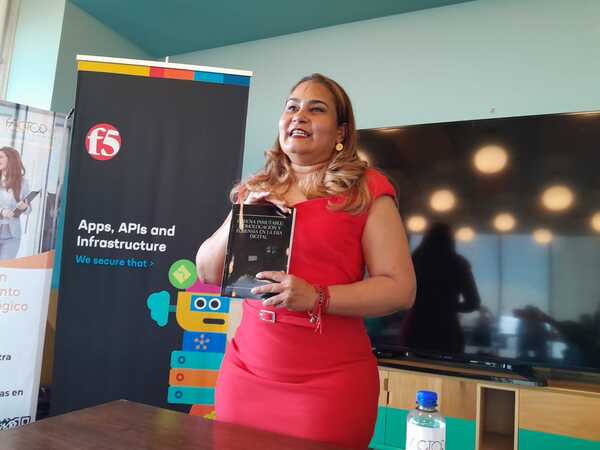 Nazly Borrero Vásquez durante la presentación de su libro Cadena Inmutable: Homologación y Forensia en la Era Digital