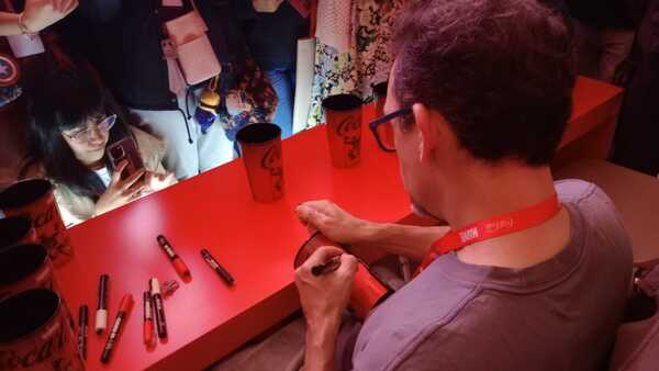 Humberto Ramos durante la presentación de Coca Cola x Marvel: Los héroes