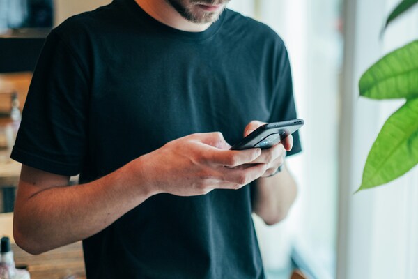 Hombre con un celular motorola en las manos