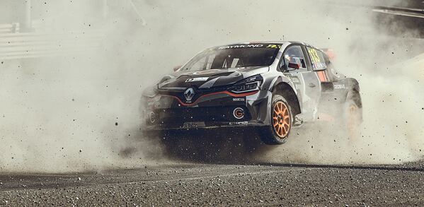 Foto de un auto de rally derrapando en terracería