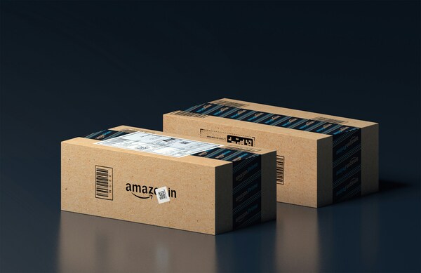 Cajas de Amazon sobre un fondo negro