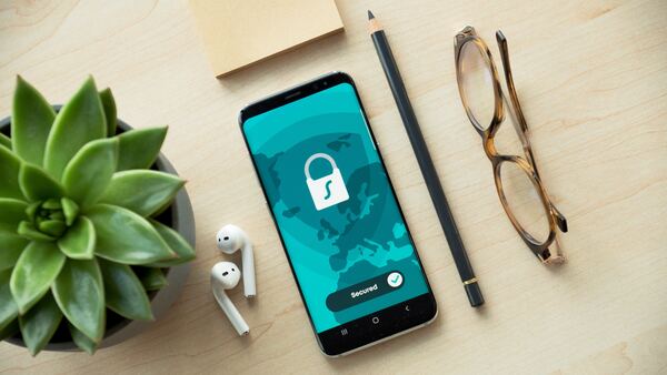 Teléfono móvil con protector que refleja un candado haciendo referencia a ciberseguridad