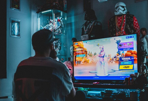 Joven jugando videojuegos