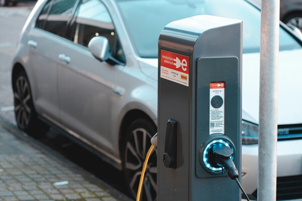 El cargador de un auto eléctrico conectado
