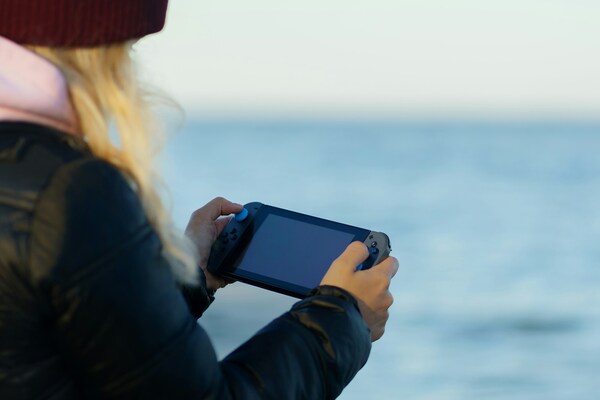 Mujer joven jugando videojuegos