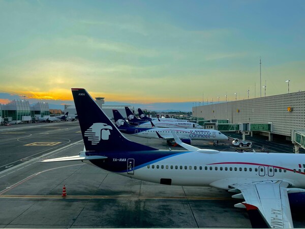 Avión de Aeroméxico en un hangar