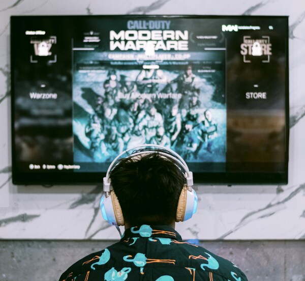 Hombre joven jugando Call of Duty
