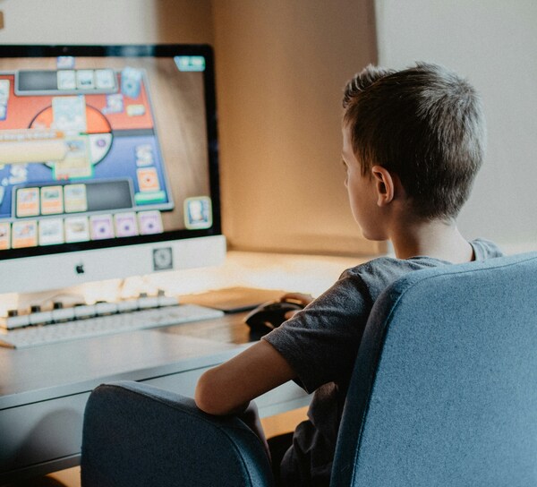 Niño jugando en una pc