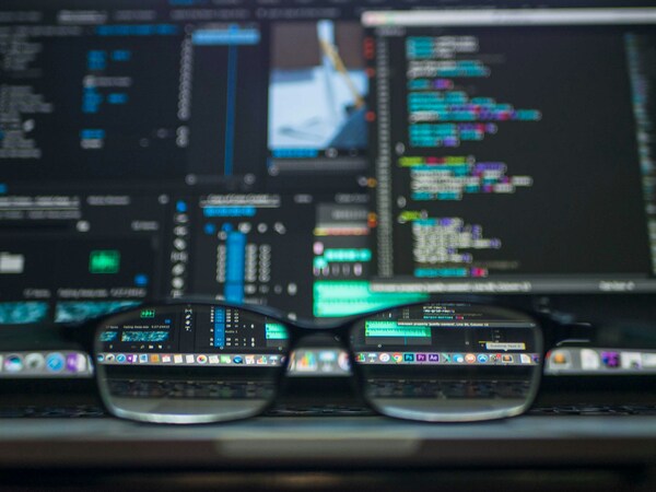 PC con código de programación en la pantalla
