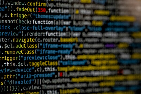 Código de programación en una pantalla de PC