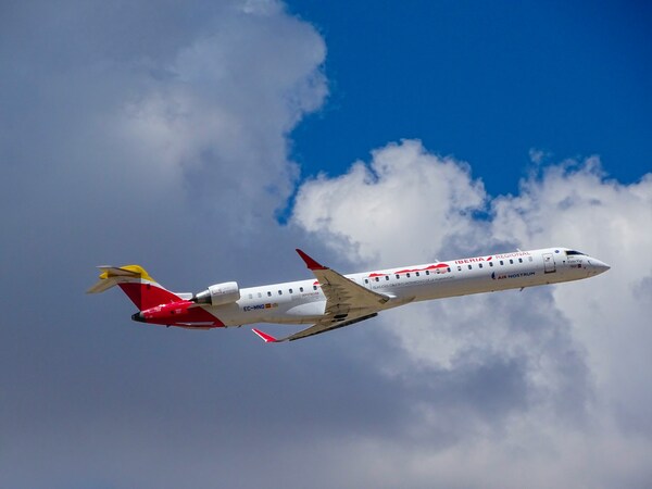 Avión de Iberia entre las nubes