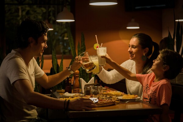 Familia festejando en un restaurante