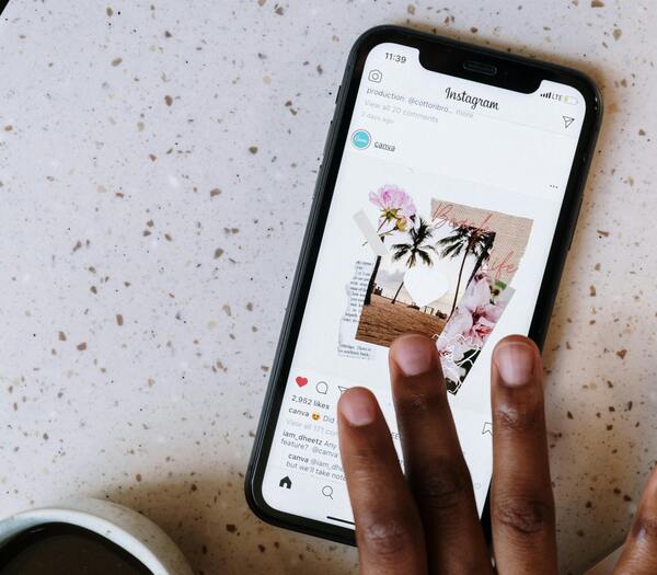 Redes sociales en la pantalla de un celular
