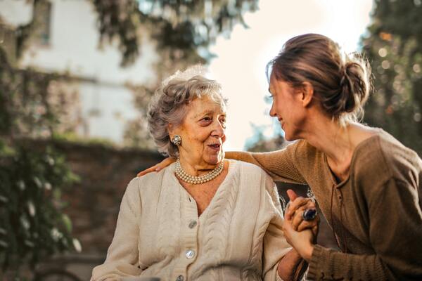 Madre e hija abrazándose