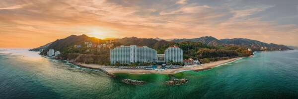 Con sus paisajes de ensueño, playas de arena dorada y una vibrante vida cultural, Puerto Vallarta se ha posicionado como uno de los destinos turísticos más visitados del país. Tan solo al cierre de 2024, la ciudad registró una ocupación hotelera promedio del 85% durante la segunda mitad de diciembre, de acuerdo con cifras del Fideicomiso de Turismo local. En total, más de 6 millones de turistas arribaron a este puerto durante el año, de los cuales 548 mil lo hicieron vía cruceros y 5.5 millones por vía aérea. Este crecimiento turístico ha impulsado a diversas marcas a reforzar su presencia en la región. Tal es el caso del Hilton Vallarta Riviera All-Inclusive Resort, que durante 2024 reportó un incremento del 10% en su número de huéspedes respecto al año anterior. Este resort de lujo, enclavado entre la selva y el mar, se ha consolidado como una de las opciones preferidas por los visitantes nacionales e internacionales que buscan una experiencia todo incluido de alto nivel. En este contexto, Hilton celebró en la Ciudad de México el evento “The Hilton Vallarta Riviera Experience”, una experiencia inmersiva que trasladó la esencia del Pacífico mexicano a la capital. A través de una propuesta sensorial que incluyó sabores, aromas y sonidos característicos del destino, los asistentes pudieron vivir un adelanto de la hospitalidad, el confort y la elegancia que ofrece este resort frente al mar. “Se trata de una experiencia única que captura la magia de Puerto Vallarta y recrea la esencia de nuestra hospitalidad”, señaló Mónica González, Directora de Ventas y Mercadotecnia del resort. El evento también fungió como un espacio de networking entre líderes del sector turístico, empresarios y medios especializados. Inaugurado en 2018, el Hilton Vallarta Riviera All-Inclusive Resort cuenta con una oferta de servicios diseñada para satisfacer a los viajeros más exigentes. Desde spa de clase mundial y acceso directo a la playa, hasta una destacada propuesta gastronómica con seis restaurantes y una cuidada carta de vinos y c