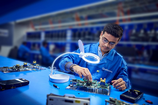 Ingeniero de Qualcomm revisando el RISC-V