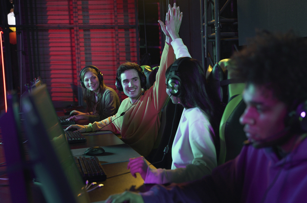 Equipo mixto jugando videojuegos
