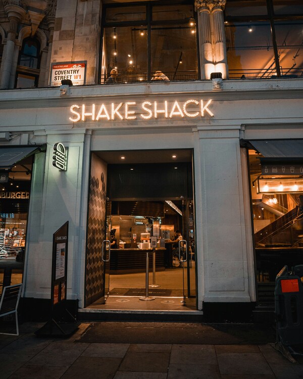 Entrada de uno de los restaurantes de Shake Shack