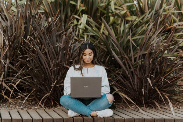 Estudiante con una laptop en el regazo