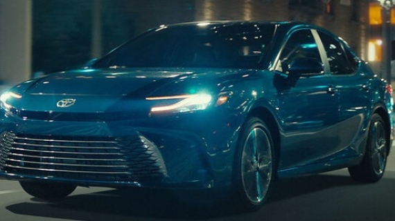 Toyota lanzó la campaña "Tiene un no sé qué" para el Camry 2025