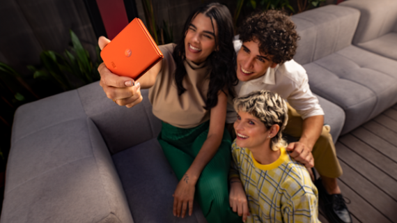 Conoce la nueva serie razr 50: innovación y diseño en smartphones plegables