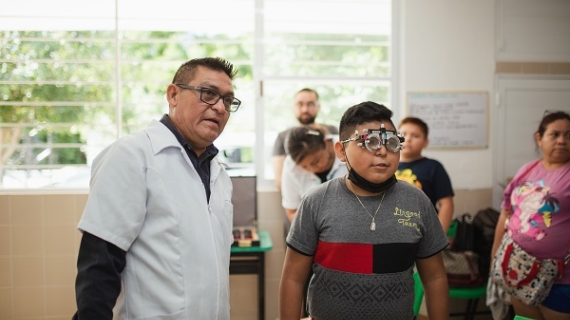 Refuerzan programa para niñas y niños con debilidad visual: 'Para Verte Bien'