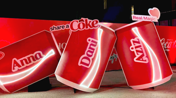 Apodos y nombres en botellas: la tendencia que regresa con fuerza