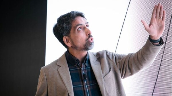 Capacitar docentes y humanizar la tecnología pide Salman Khan 