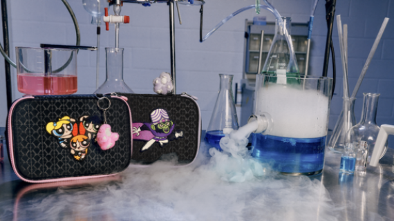 ¡El poder está en tu bolsa!  Con la nueva colaboración The Powerpuff Girls x Kipling