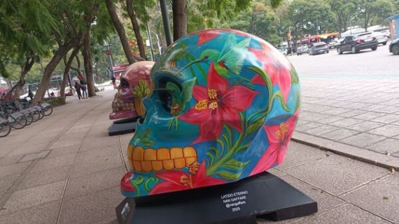 EL ARTE URBANO SE HACE PRESENTE CON MEXICRÁNEOS  EN PASEO DE LA REFORMA.