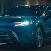 Toyota lanzó la campaña "Tiene un no sé qué" para el Camry 2025