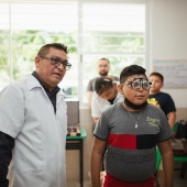 Refuerzan programa para niñas y niños con debilidad visual: 'Para Verte Bien'
