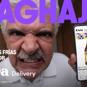 TUCA FERRETTI PROTAGONIZA CAMPAÑA DE TADA DELIVERY, REGAÑANDO POR CÓMO DISFRUTAS DEL FUTBOL EN CASA