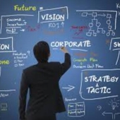 La confusión que hace gastar millones en B2B: Estrategia vs. Plan